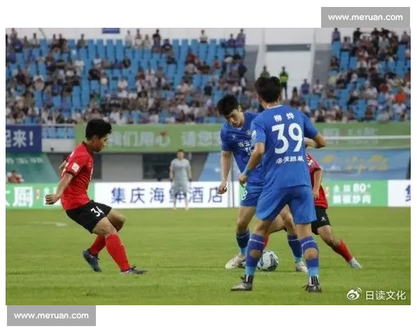 淮安南京德比现争议铲球!激烈对抗下险酿乌龙 淮安南京德比现争议铲球!激烈对抗下险酿乌龙